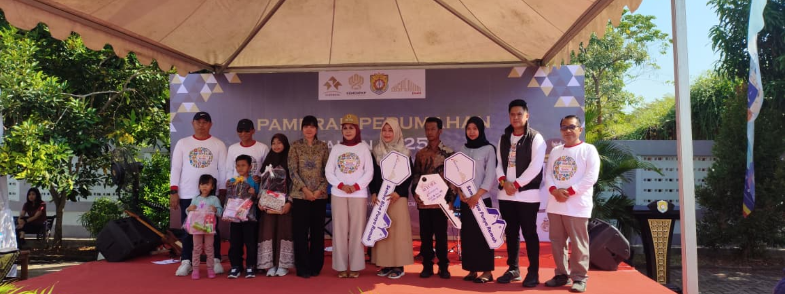 upati Kendal membuka pameran perumahan di halaman Rusunawa Kendal